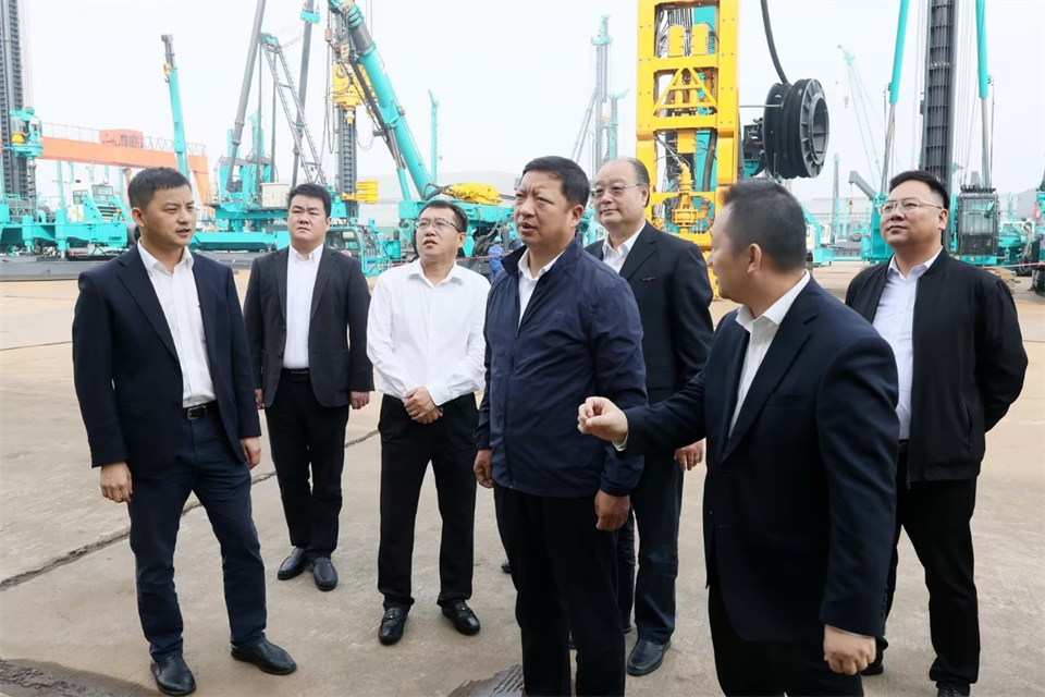 同船出海，，，，，，共赢未来！中铁九局副总司理刘峻峰一行到访永利集团官网智能