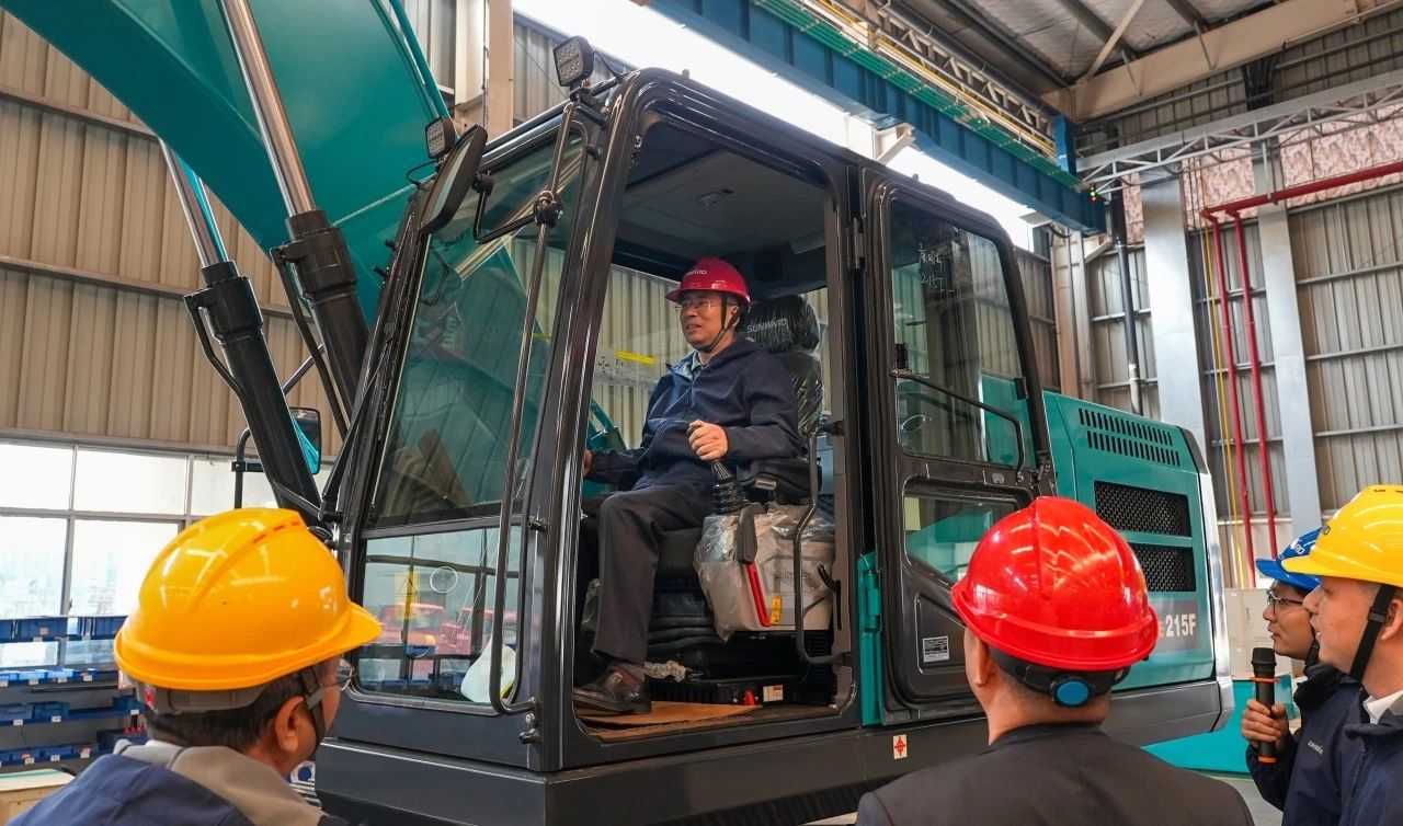 聚焦市场需求，，，，，，永利集团官网智能三款精品工程液压挖掘机乐成下线