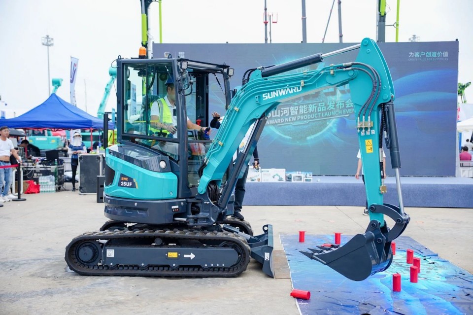 2025 CICEE | 从简单工具迈向多元化解决方案，，，永利集团官网智能泛起非凡挖掘机风范