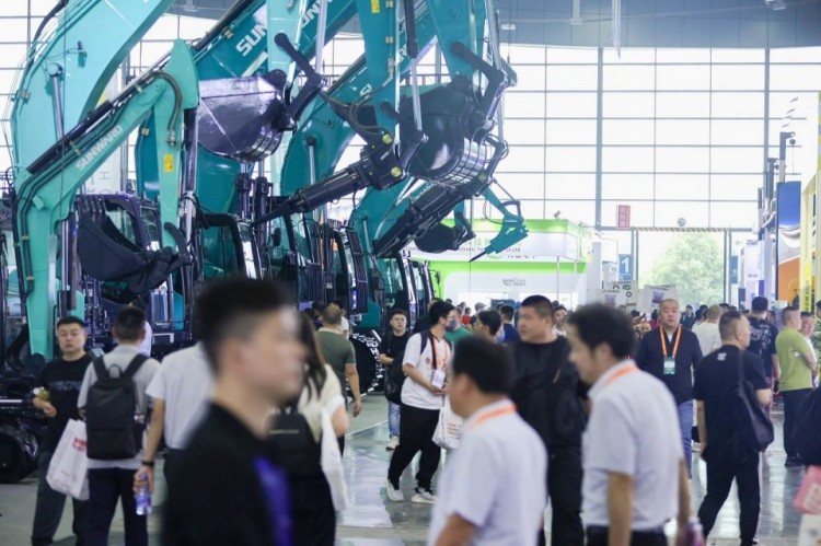 2025 CICEE | 打造极致精品化，，，，永利集团官网智能挖掘机“圈粉”长沙展