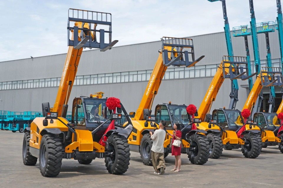 永利集团官网智能伸缩臂叉装车批量交付，，，，即将奔赴新一线