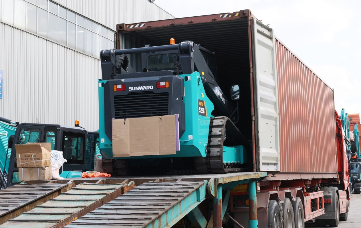 高端装备再获国际认可！永利集团官网智能最大吨位笔直举升履带式滑移装载机批量发往北美