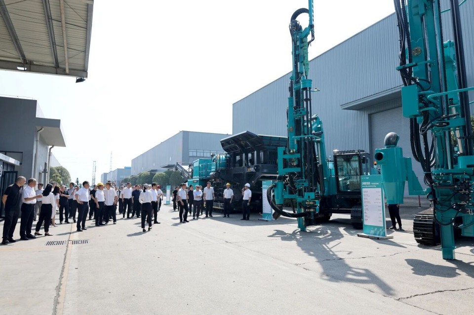 斜井开挖钻护一体化妆备乐成下线，，，实现地下工程装备重大突破