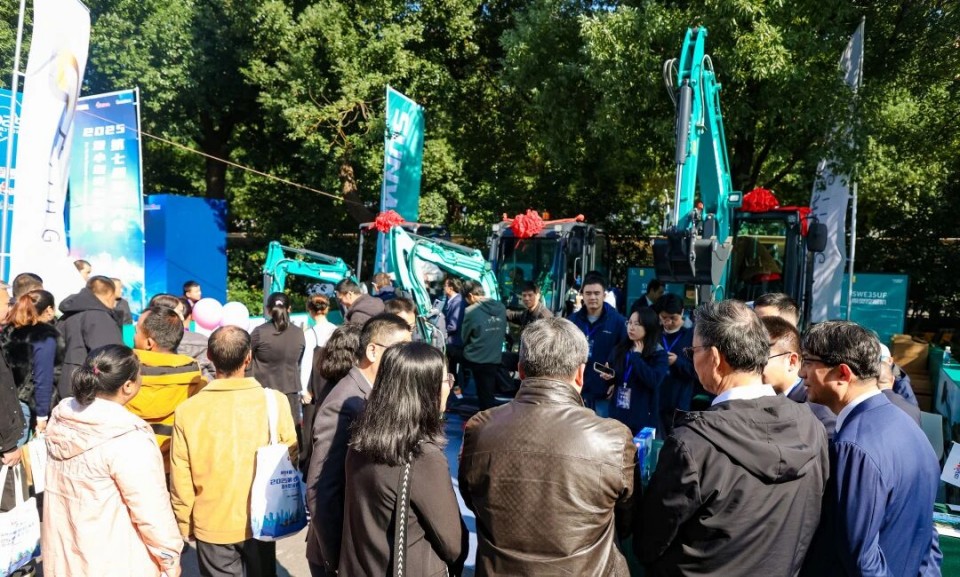 永利集团官网智能微挖“天团”闪灼武汉，，，，引领绿色施工潮流